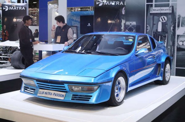 R&eacute;tromobile винаги представя някои брилянтни френски класически автомобили и този странен триместенбеше една от звездите на 2025 година.

Вдъхновен от рали колата, подготвена от екипа на Politecnic и управляван от победителя от Голямата награда на Монако (1972) Жан-Пиер Белтоаз, това специално издание &bdquo;Matra-Politecnic-Beltoise&ldquo; Murena се предлага под формата на комплект от гореспоменатото оборудване.

Показаният пример е прототипът, който се отличава с широк бодикит и се предлага в състезателна версия с 229 к.с., идващиот 2,2-литровия четирицилиндров двигател.